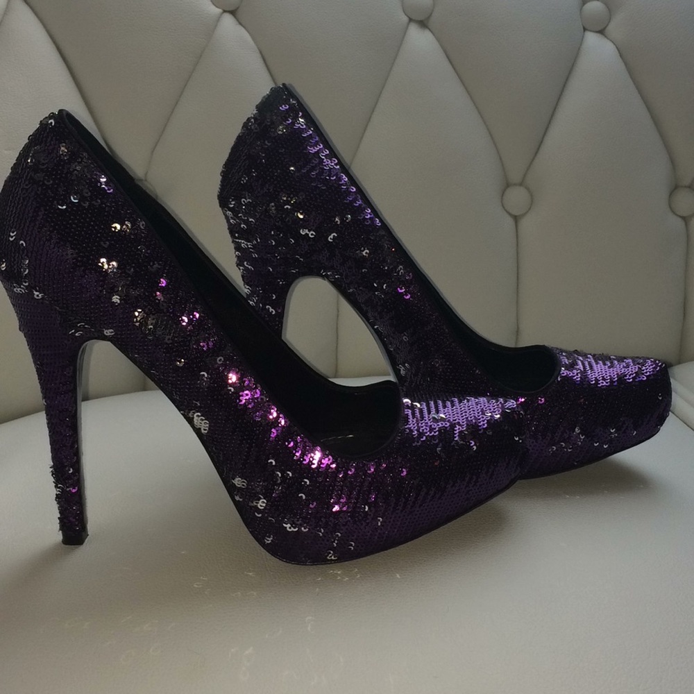 report signature heels